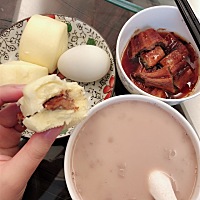 分享今天的早餐🥣^_^妈妈说我真的很能吃😂话说我怀孕快八个月这么能吃也还没胖到20斤啊🤗