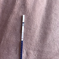 6天就到经期日，用排卵试纸，帮我看看有没有加深，第一图昨天，第二图今天，会不会炸胡帮我看看大家