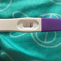 请问这个验孕棒是不是坏的～我晚上测得，红杠很久才出现，然后C区颜色居然很浅～有大神可以解释一下吗？