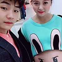 今天去拍的孕妇照 刚好32周 老公用手机拍了几张  各位大神帮忙看看这肚子像男孩女孩