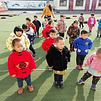 大宝3岁了，二宝2个月，大宝奶奶带，我自己带二宝，这样好吗？