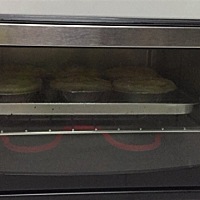 昨天半夜饿了 烤了蛋挞吃 第一次烤 忙着给客户介绍了 烤糊了 不过也值得 帮助她瘦下来 话说我这么吃会不...