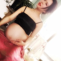 前段时间太冷错过了大肚照，最近暖和了自己在家手机拍了几张～ 快35周了  留个纪念