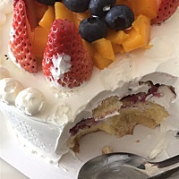 今天是三八妇女节。老公给我买了个小蛋糕。还没吃两口老公说这是生孩子前最后一次吃蛋糕。但是我想说蛋...