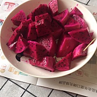 孕妈们有便秘的可以经常吃火龙果哦 预防缓解便秘！ 火龙果含维生素E 花青素 铁 排毒养胃 最主要清宿便！