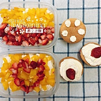 今天是我的生日 因为宝宝的原因入了烘焙门 给自己做滴小蛋糕和水果蛋糕盒子 第一次做，卖相还可以