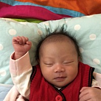 我的小氣球16天了每天晚上不睡覺一會就要喝奶奶平均1小時就要起來喝 她喝的是配方奶 有其他寶媽狀況是一...