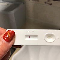有没有宝妈知道早上测早孕的时候是弱阳，晚上回来的时候变强阳