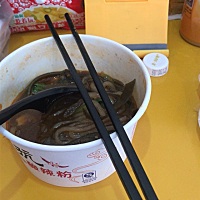 各位孕麻麻们，是不是罪过啊，影响宝宝发育啊😨😨。但是实在是没忍住啊，二胎孕6周多，吃酸辣粉😨...