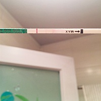 早上测出灰印，刚刚下面就出血了，粉色血迹，姨妈痛感明显，我这是来大姨妈了还是怀孕了啊？