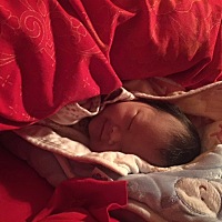 宝宝出生五天了。重男轻女的爷爷都没来看过一眼。然后我老公说我们自己喜欢就好。话是这么说，但是心里...