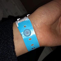 孕酮过低大出血了，以为会自己生化流出来，结果没有，肚子痛了一天 还是要做清宫术...难过..希望手术顺...