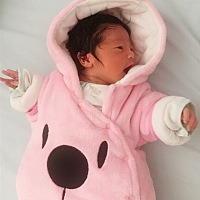 母亲是 法国黎巴嫩混血 父亲是中国人， 宝宝有 5天 了