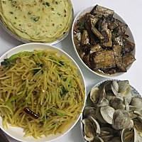 今晚本来说好，他回来给我做饭，我又想他上班很辛苦，我就在家做了饭等他回来，饭好了，又过了一个小时...