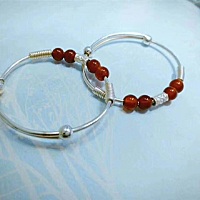 宝宝什么时候可以戴银手镯？       满月之后就可以带了，因为宝宝比较小建议买大一点会更好，并且镯子要...