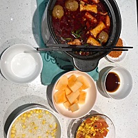 给老公煮的火锅，可我只能吃旁边的稀饭和番茄蛋！委屈！