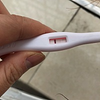 孕妈们，这个是什么意思啊？T区一块透明的，昨晚测了都没得，放一晚上怎么就有了