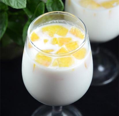 纯牛奶250ml，糖粉（木有糖粉的就用白砂糖吧），水果（这个看娃喜好了，我用的无防腐剂的黄桃罐头，当季水果都可以用）
第一步：取两片吉利丁片用凉白开泡软（2分钟左右就可以了）
第二步：黄桃切成小丁备用，铺在要做果冻的模具底部（没模具就用碗）
第三步：牛奶，糖粉（看个人喜好，想甜点就多加点）泡好的吉利丁片隔水加热到完全融化，然后倒入模具中
第四步：放冰箱冷藏2小时（是冷藏，不是冷冻）   3岁以上宝宝的麻麻可以做给娃吃，娃小的还是做给自己吃哈