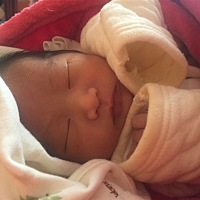 小宝5天了，慢慢和他磨合中，总是哭起来不要命扯着嗓子喊，眼睛有火气总是有眼屎，小眼都糊的睁不开哈哈...