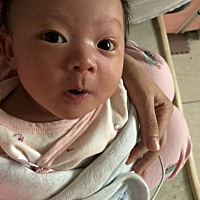 各位寶媽我女兒24天了原本吃60-90的奶量（配方奶）可是昨天晚上到現在都不怎麼吃50-60不哭不鬧有時候吃...