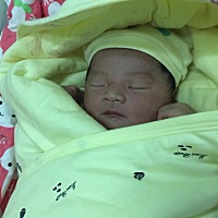 本来现在还该在妈妈肚子里的宝贝，提前22天来和爸爸妈妈见面了，爸爸的小棉袄妈妈的小天使，👨👩都...