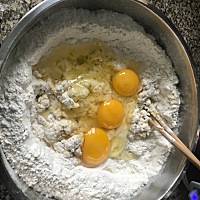 昨天做的开口笑，第三次弄咯，满满的成就感，在家没事做无聊就百度一下美食，挺简单的，只是现在家里没...