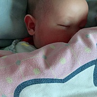 女儿不舒服，妈妈也跟着难受，睡了下就醒，现在又睡着了，但愿你多睡会[捂脸]