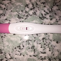 大姨妈过了13天了，验孕纸显示怀孕，还没有到医院去看，也没有恶心的症状，会不会是诈糊呀？好担心