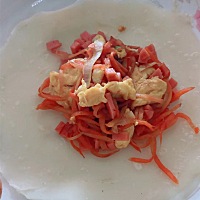 单饼卷菜，单饼用牛奶和面粉制成，菜用了胡萝卜火腿鸡蛋，自己吃了一整个，娃吃了大半个饼[