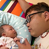 小氣球跟爸比深情對視果然是爸比的小情人