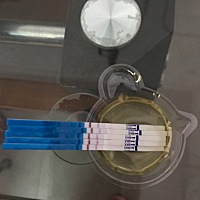 孕五周加4天 持续见鲜红色血六天 每次上厕所拿纸擦有两滴水的量 打了五天保胎针吃黄体酮在家卧床五天 见...