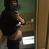 马上23周了  胖了快有20斤了  ~(>_<)~  后期是不是还会胖呢 可是都说我的肚子一点也不大