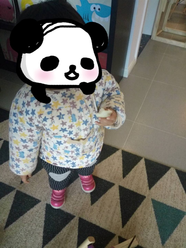 3、第三步混合材料。将山药泥与大米粉混合，其实分量差不多一比一就可以了，不用去称份量的。4、第四步入模具。将面糊用勺子挖到模具中，最上面再放入红枣丁。5、最后一步蒸熟，我用的是硅胶模具，直接上锅蒸十五分钟就好了，脱模也很容易Ps：1、大米粉我是用自家平时吃的米，洗净晒干打磨。2、山药如果用了铁棍山药，打泥会很干可以加适量的水。不要用铝制模具 不好脱模。不管是大人或是宝宝都能吃。软绵绵、甜蜜蜜，哈哈哈幸福就是这么简单。