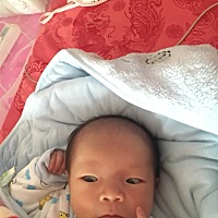 小孩睡觉老是几分钟就醒了，就像是被什么吓醒了一样，白天也是晚上也一样睡不安稳，还总是要抱着，谁知...