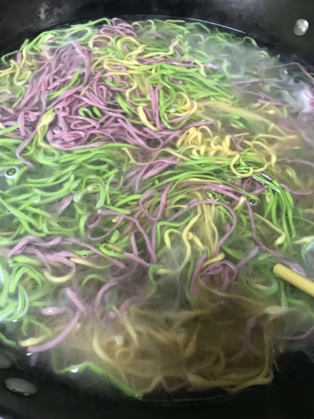 自己做的五彩面噢，用菠菜南瓜紫薯榨汁做的🤗