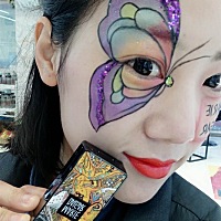 我们上班老板要求每天都要化个妆发到工作群里、于是今天突发奇想给我的同事化了一个很创意的妆容、用的...