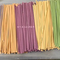 那些笑到令人窒息的笑话😜                                        表哥为了吓唬家里人偷了瓶农药，...