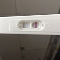 月经推迟了两三天，买了个验孕棒今早试了一下，白板啊，但是迎着光能看到靠近右侧有一点灰色竖杠，老公...
