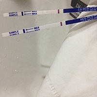 一个是昨天晚上侧的一个是早上测的、早上那个好像是一根浅浅的线,不知道是我看花眼了还是真的有了、请宝...