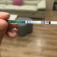 大家帮我看看这是有孕了吗？好像有一条特别浅的红色