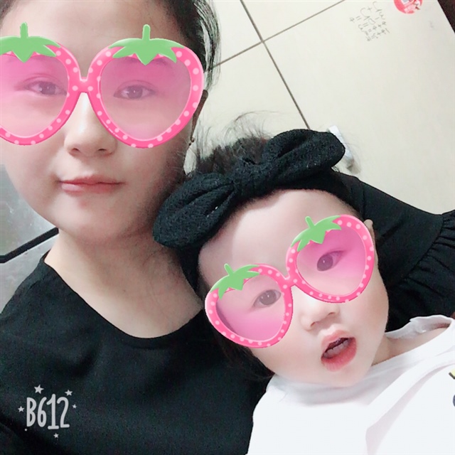 这是仅有的和女儿一张合照，17年夏天拍的，自从胖起来，我就几乎没有拍过照片，连照镜子都很少。那时候145斤，如今155斤。