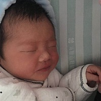 今天有事出去了一小会顶多半小时。让她爷爷奶奶看会。结果她爷爷奶奶把她放沙发上面，俩个人带着大孙子...