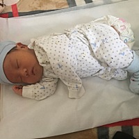 新贵妃躺😘😘       还不到10 天，睡觉就要摆姿势了😜😜