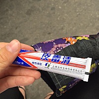 身上长了红点医生给的药膏，可以用吗！