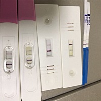 比起昨天，明显加深了，啥时候去医院验血好呢？大姨妈推迟2天了，现在做b超是不是还看不出孕囊？第二张...