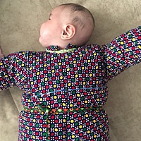 宝宝睡偏了  宝宝爱往右边扭  导致右边头扁了  我睡他左边也没用  脑袋下面垫东西也没用 怎么办啊 不会...