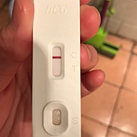 今天早上验了晨尿、我看了好久下面有道白色的杠杠、这是正常还是弱阳？不知道大家能否看出？