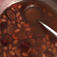 宝宝还有一周就两个月了。奶水不足。两边一共吸奶器能吸出60～70ml。宝宝吃奶粉一次吃120ml。现在混合喂...