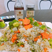 我们的晚餐。中午煮的饭太多了……今晚搭配西兰花、土豆丁🥔、胡萝卜🥕炒饭。撒一些海苔黑芝麻粉营...