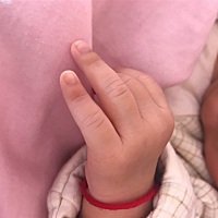 满月宝宝手机前半截突然变色了 有知道的宝妈吗 谢谢